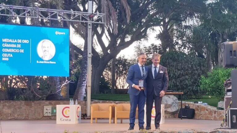 Leggi l'articolo Juan Bravo recibe la Medalla de Oro de la Cámara de Ceuta