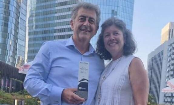 Pierre Bouaziz, socio de All CMS, con el galardón Best European Reseller Partner de Kyriba.