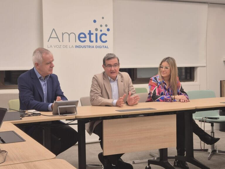 Celestino García, Director General de AMETIC; Francisco Hortigüela, Presidente de la patronal; y Blanca Gutiérrez de Castro, Head of Communication & Marketing de AMETIC.