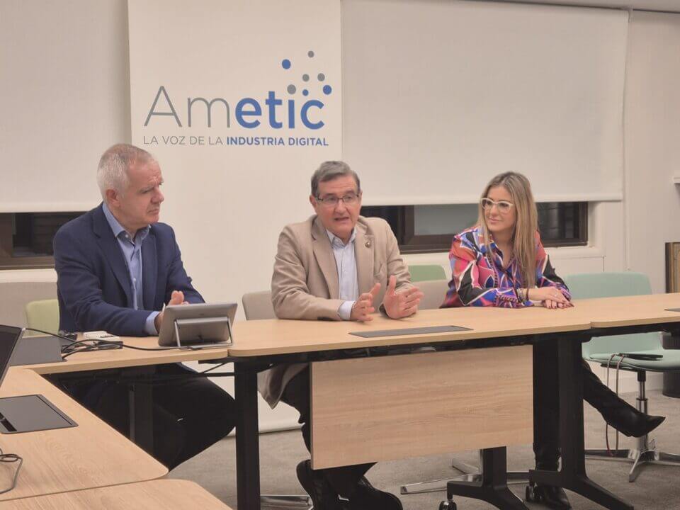 Celestino García, Director General de AMETIC; Francisco Hortigüela, Presidente de la patronal; y Blanca Gutiérrez de Castro, Head of Communication & Marketing de AMETIC.