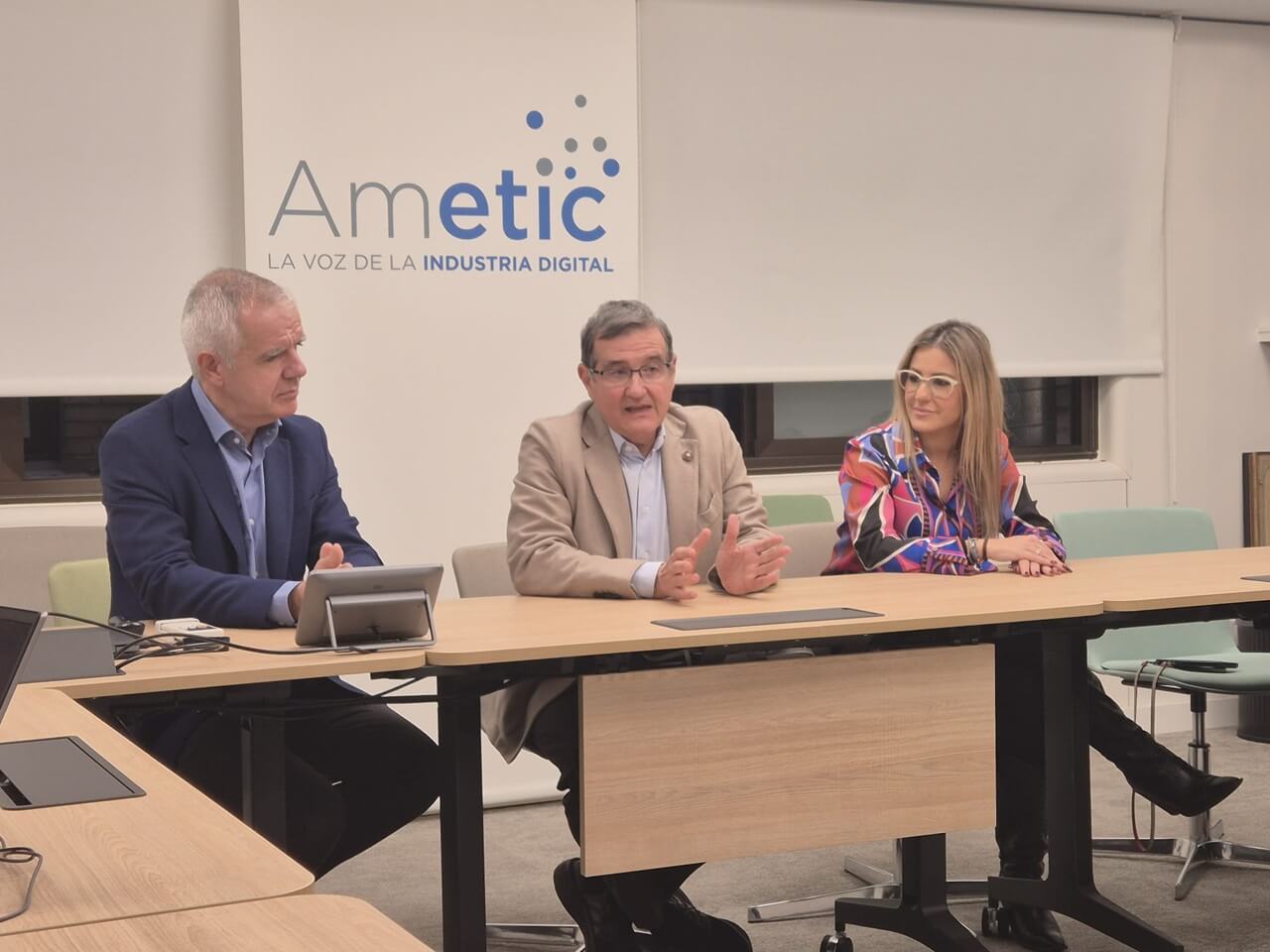 Celestino García, Director General de AMETIC; Francisco Hortigüela, Presidente de la patronal; y Blanca Gutiérrez de Castro, Head of Communication & Marketing de AMETIC.