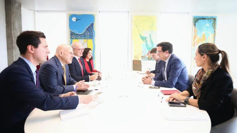 España se sienta con Oracle para abrir la puerta a nuevos proyectos de nube soberana